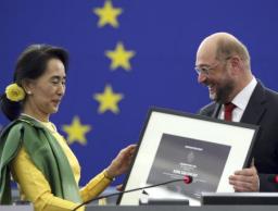 スー・チー氏 23年ぶりの授賞式