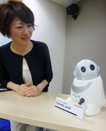 NEC、卓上サイズの小型ロボット「PaPeRo petit」を発表