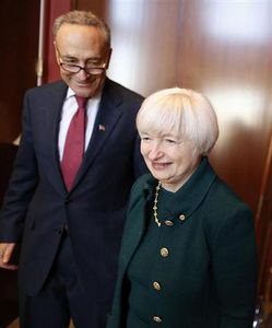 ドル売りやや優勢、イエレン氏が緩和維持を示唆-99円台前半