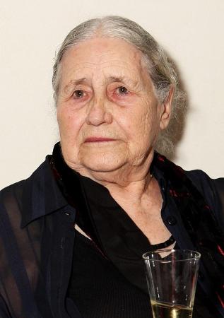 英作家のD・レッシングさん死去 最高齢でノーベル文学賞受賞