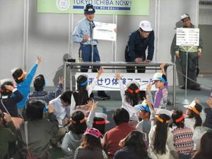 小学生が模擬競り体験 築地市場移転 豊洲でPRイベント