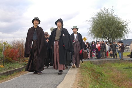 祝100歳、金田一だらけ 岡山・倉敷で仮装行列