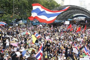バンコクで3万人がデモ 首相は解散・辞任を拒否