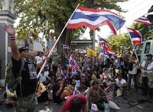 デモ隊が陸軍本部に突入、司令官と面会要求 タイ
