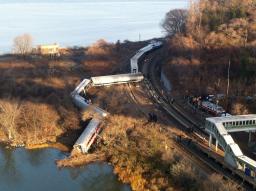 ＮＹで脱線、４人死亡６７人負傷…速度超過か