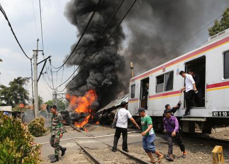 ジャカルタで列車事故、5人死亡 トラックと衝突