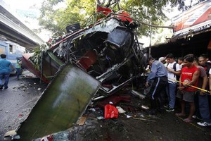 マニラで通勤バスが高速道路から落下、22人死亡