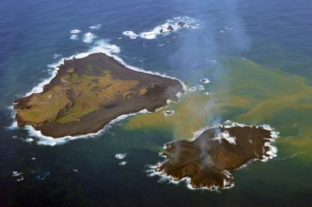 噴火の新島、面積5倍に=西之島と一体化も—小笠原