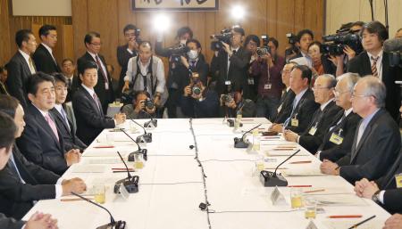 賃上げ政労使合意:経団連、政権と協調…中小波及が焦点