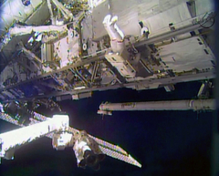 国際宇宙ステーション 船外活動による故障個所修理1回目が無事終了…宇宙服の問題で2回目を延期