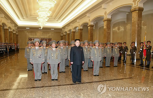 遺体安置の宮殿訪問 金正恩氏