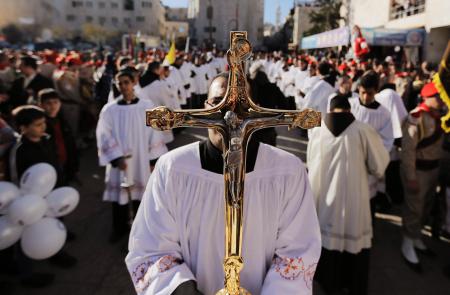 キリスト生誕地ベツレヘムでミサ 各地から和平の祈り、イスラム教徒も