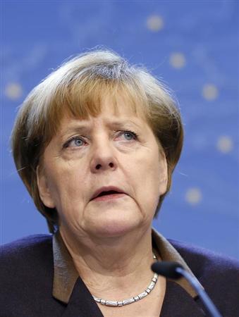 負傷のメルケル首相、公の場に＝両腕でつえ－ドイツ