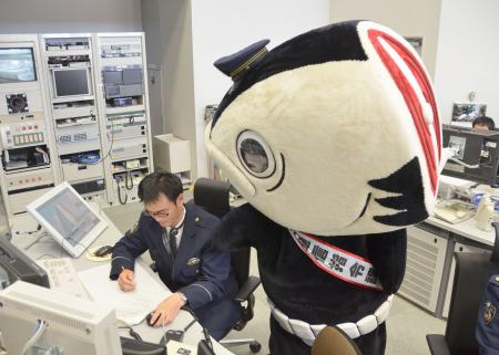 「いたずら110番やめて」 AKBが一日通信指令課長 愛媛