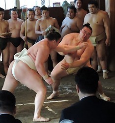 稀勢の里、黒星スタート=大相撲初場所初日