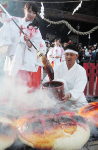 47NEWS > 共同ニュース > 幸せも大きく!焼きまんじゅう 群馬・伊勢崎神社で神事