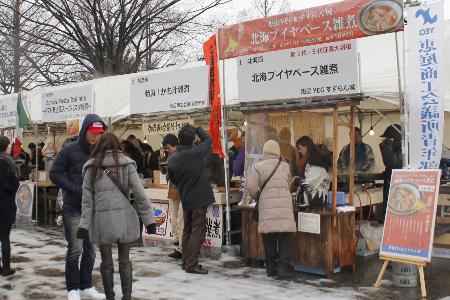 城下町しばた全国雑煮合戦:家族連れら2万人、舌鼓 /新潟