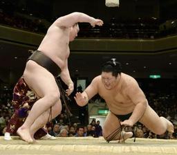 白鵬は無傷の４連勝、稀勢の里３連勝