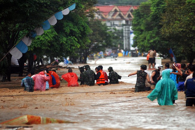豪雨で13人死亡、4万人が避難 インドネシア