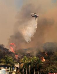 ロス近郊で山火事=2000人避難-米
