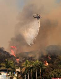 LA近郊の山火事で1000人以上避難、キャンプでたき火の3人逮捕