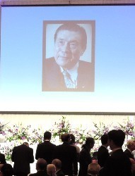 元横綱・大鵬:一周忌 200人しのぶ