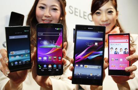 曲面ディスプレーなど機能にこだわり KDDIの春商戦向けスマホ