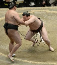 白鵬12連勝!琴奨菊は遠藤を破り勝ち越し