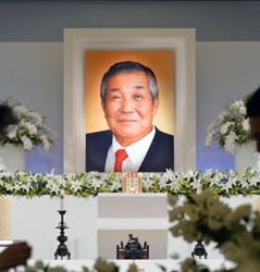 「餃子の王将」大東さん社葬しめやかに