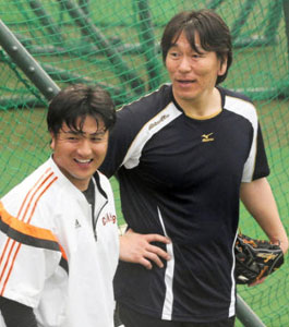 空振りにファンからやじ…松井G臨時コーチ、屈辱の初ノック