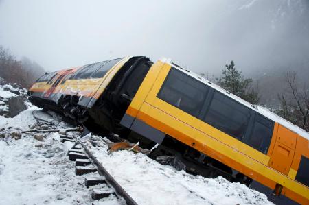 フランス南部で列車が岩に激突し脱線 2人死亡