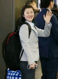 佳菜子、にこやかに出発「満足できる演技を」/フィギュア