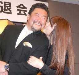 北斗晶、引退の夫・健介ねぎらう 引退後は「新婚旅行に連れてって」