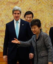 米、日韓に早期和解迫る 国務長官「大統領歴訪前に」