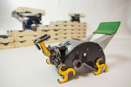 自分の判断でブロック積み上げるロボ、米大開発