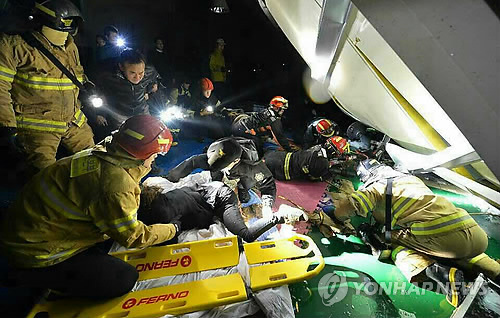 雪の重みで?体育館屋根崩落、10人死亡…韓国