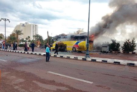 エジプトのバス爆破は自爆テロ、死亡は韓国人ら4人に 負傷は16人