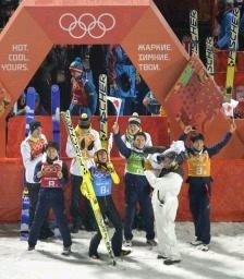 葛西らに銅メダル、4人で最高の笑顔を見せる/ジャンプ