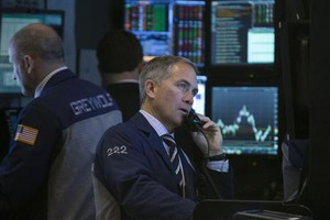 UPDATE 2-米国株式市場=下落、FOMC議事要旨の緩和縮小継続見通し嫌気