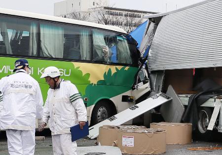 衝突直前「起きろ」 運転手異変? 北陸道・宮交バス事故