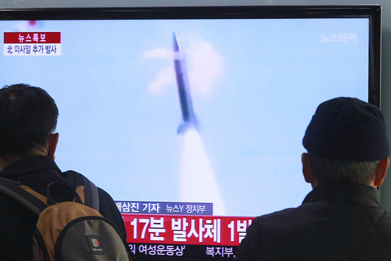 北朝鮮ロケット砲軌道、直後に民間機接近 4日の発射