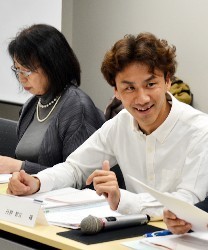 Listening:「若年性認知症」本人の支援策探る