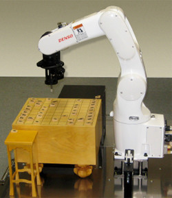 「将棋電王戦」デンソーのロボットアーム登場! 代理で駒を動かす奨励会員はお役御免