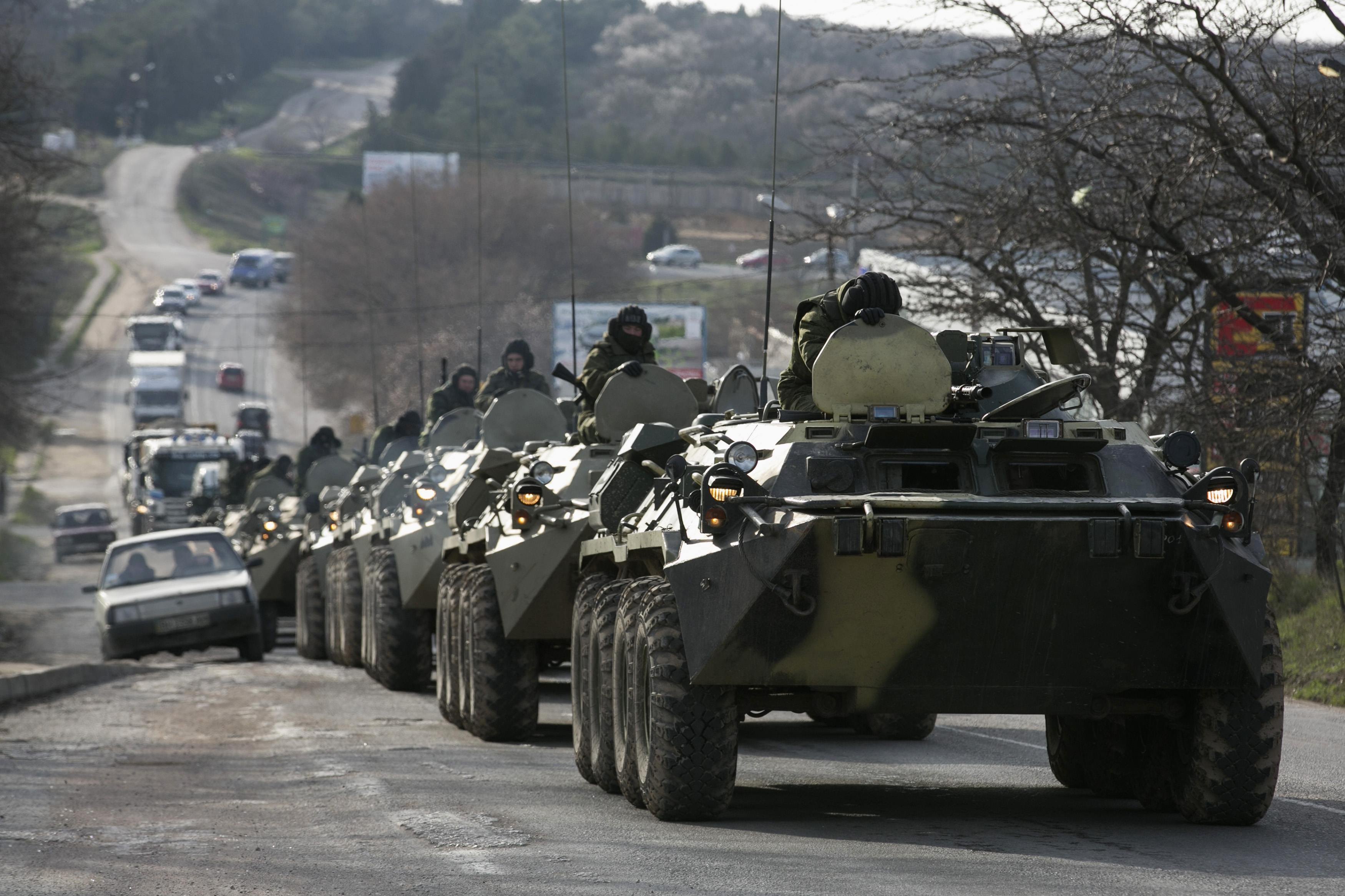 ロシア軍国境地帯で演習、4000人参加
