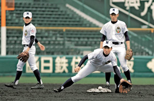 ＜甲子園だより＞守備重点にたっぷり汗 佐野日大が練習