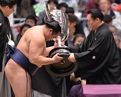 大相撲:初優勝…７人連続で外国出身力士