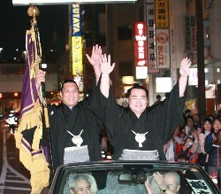 鶴竜笑った 100人目賜杯で決めた 両親の前で「三度目の正直」