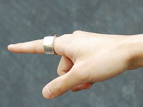 ログバー、指輪型のウェアラブルデバイス「Ring」を日本で初公開