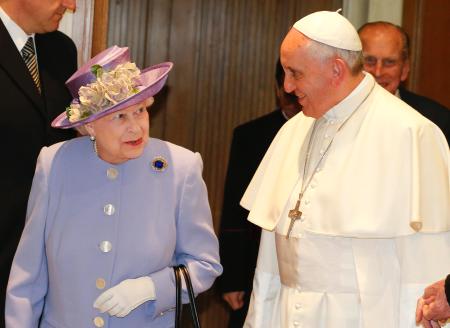 英女王、ローマ法王と面会＝１４年ぶりバチカン訪問
