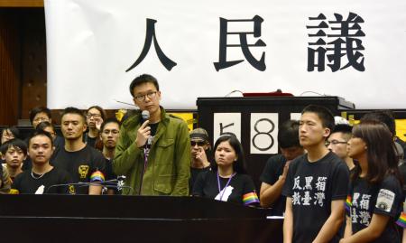 台湾:議場占拠に世論51%支持 対中政策への警戒心背景